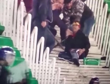 Ξύλο «δίχως όρια» σε έναν φίλαθλο έριξαν αστυνομικοί σε ματς ποδοσφαίρου (βίντεο)